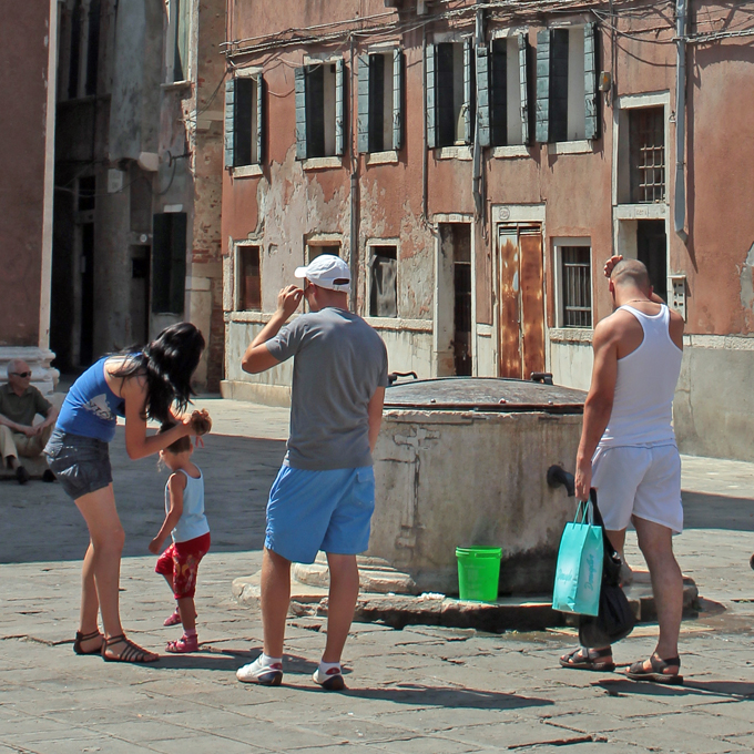 Momenti veneziani 3 - Rinfrescarsi.jpg